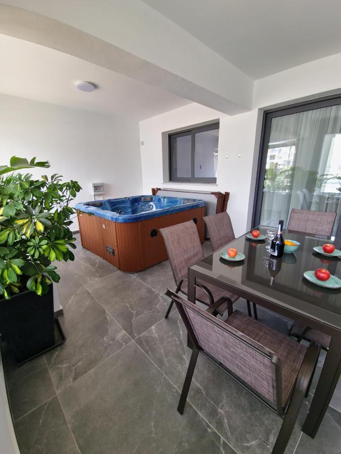 Carisa Deluxe Apartment With Jacuzzi Larnaka Exterior foto