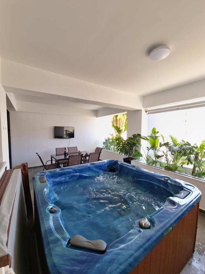 Carisa Deluxe Apartment With Jacuzzi Larnaka Exterior foto